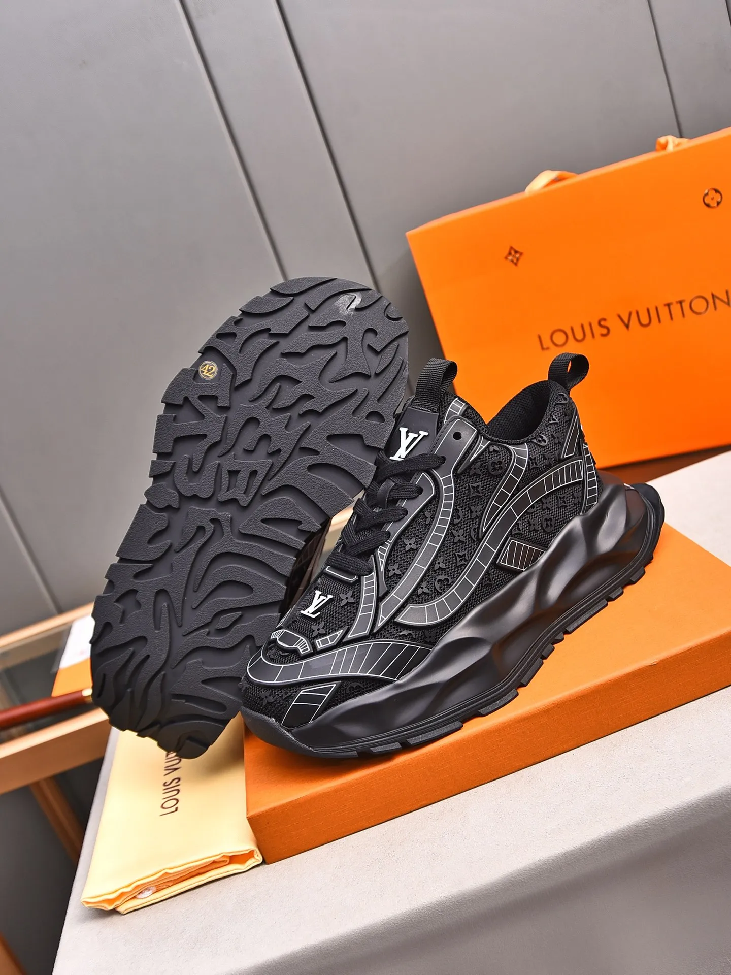 Men's shoes 💰580 📛📛【LOUIS VUITTON】Louis Vuitton 2024 new products👟Milan fashion catwalk style🇰🇾🇰🇾LV family logo, big-name style, a must-have for fashionistas⚠️Imported mesh with high-tech glue technology➕Cow leather➕Breathable mesh lining➕Genuine leather feet➕Special foam outsole👞Number 38-44 (45 46 custom-made)